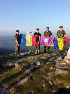 Tricolorul, cinstit la înălţime: Patru soldaţi au urcat cu steagul românesc pe Vârful Bihor (FOTO)