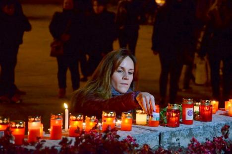 Orădeni puţini, sute de lumânări pentru victimele incendiului de la club Colectiv din Capitală (FOTO / VIDEO)