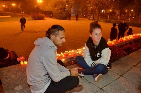 Orădeni puţini, sute de lumânări pentru victimele incendiului de la club Colectiv din Capitală (FOTO / VIDEO)