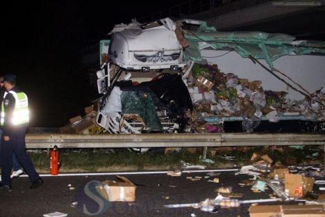 Accident mortal în Croaţia.  Un TIR s-a zdrobit de un stâlp, doi şoferi bihoreni au murit pe loc (FOTO)