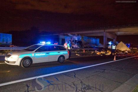 Accident mortal în Croaţia.  Un TIR s-a zdrobit de un stâlp, doi şoferi bihoreni au murit pe loc (FOTO)