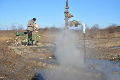 Pe apa Sâmbetei: De o jumătate de secol, sătenii din Roşiori se spală cu apă geotermală fierbinte ce se risipește în plin câmp (FOTO)