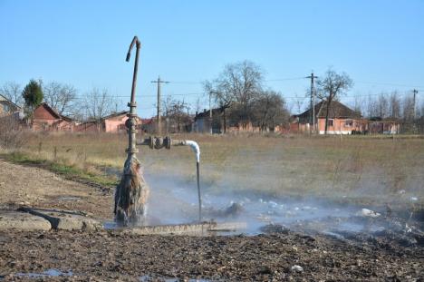 Pe apa Sâmbetei: De o jumătate de secol, sătenii din Roşiori se spală cu apă geotermală fierbinte ce se risipește în plin câmp (FOTO)