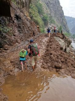 Micuța Sophie, fetița munților, s-a întors acasă: împreună cu mama ei, a urcat până la 5.160 de metri, pe vârful Manaslu (FOTO)