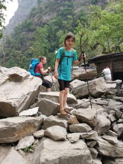 Micuța Sophie, fetița munților, s-a întors acasă: împreună cu mama ei, a urcat până la 5.160 de metri, pe vârful Manaslu (FOTO)