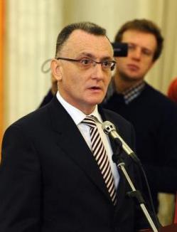 Guvernul modifică Legea Educaţiei, astfel încât doctorii să poată renunţa la acest titlu