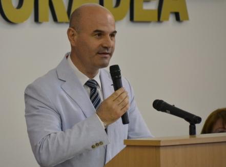 Curilă şi 'vicii' lui: Şeful Senatului Universităţii vrea două posturi de vicepreşedinţi cărora să le dea indemnizaţii maxime