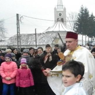 Trei zile de doliu în Vadu Crişului pentru preotul Sorin Mititean, răpus de Covid-19