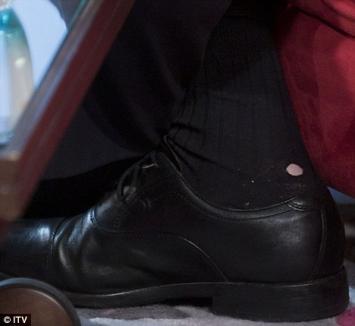 Prim-minitrul britanic umblă cu ciorapii rupţi 