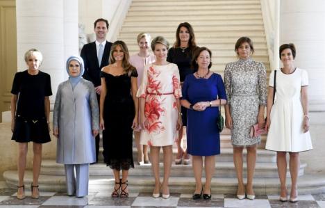 Primul domn. Soţul premierului gay al Luxemburgului, în fotografia de grup cu primele doamne ale liderilor NATO