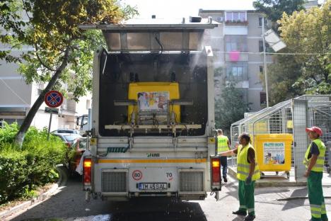 Marea 'săpuneală': RER spală şi dezinfectează containerele şi pubelele din oraş (FOTO)