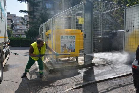 Marea 'săpuneală': RER spală şi dezinfectează containerele şi pubelele din oraş (FOTO)