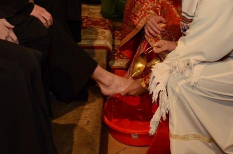 Prea Sfinţitul Virgil Bercea a spălat picioarele a 12 seminarişti, amintind pilda lui Isus, care 'a spălat praful păcatelor de pe suflete şi le-a şters cu ştergarul dragostei' (FOTO)