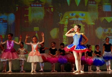 „Spărgătorul de nuci” caritabil, la Oradea: Casa de Cultură a Sindicatelor a fost „colorată” de balerini drăgălași (FOTO / VIDEO)