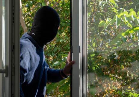 Home alone: O femeie din Oradea a dat nas în nas cu hoţul care îi jefuia apartamentul