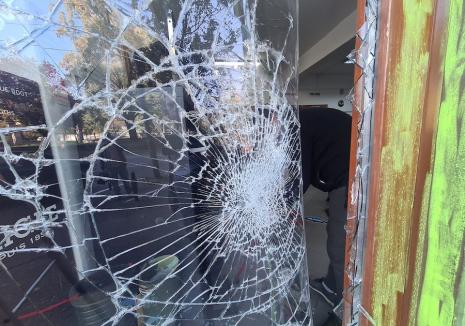 Au furat țigări, mâncare și bani: Trei tineri din Bihor, reținuți de polițiști, după ce au spart un magazin din Șilindru