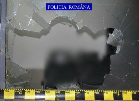 Spargere într-un ABC din Oradea. Hoţul a forţat geamul de servire şi a bruscat un trecător care l-a surprins în flagrant