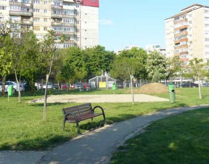 Municipalitatea a curăţat intrările în Oradea şi a amenajat alte patru spaţii de joacă pentru copii (FOTO)