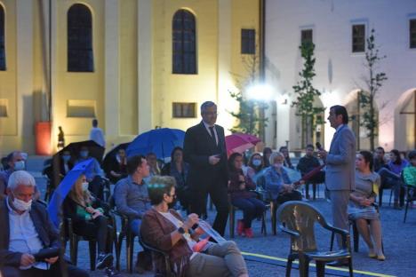 Vremea n-a ţinut cu „Creştinii”: Reîntâlnirea dintre actorii Teatrului Regina Maria şi spectatorii orădeni, întreruptă de ploaie (FOTO)