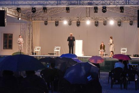 Vremea n-a ţinut cu „Creştinii”: Reîntâlnirea dintre actorii Teatrului Regina Maria şi spectatorii orădeni, întreruptă de ploaie (FOTO)