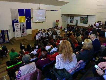 Spectacol pentru fundația lui Mihai Neșu: Elevii de la mai multe școli din Oradea și Aleșd au colindat la Universitate (FOTO / VIDEO)