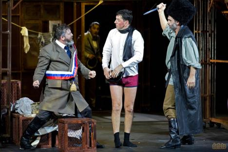 'Revizorul', spectacolul care a adus Oradiei două premii UNITER, poate fi văzut din nou la Teatrul Regina Maria (FOTO)