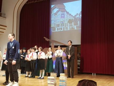 Povestea continuă: Piesa de teatru care evocă istoria Şcolii Gimnaziale 'Oltea Doamna', jucată de elevi în faţa colegilor lor (FOTO)
