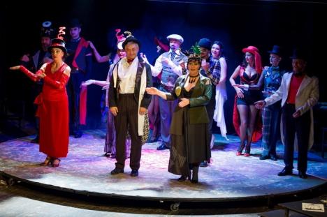 Actorii Teatrului Regina Maria, răsplătiţi cu aplauze pe scenele din Bucureşti şi Craiova (FOTO)