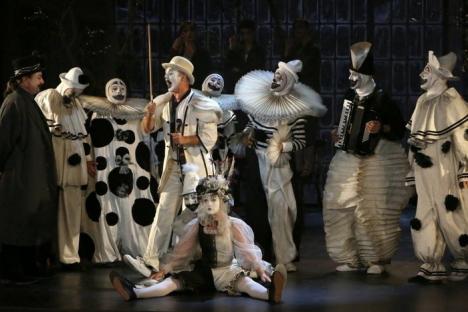 Actorii Teatrului Regina Maria, răsplătiţi cu aplauze pe scenele din Bucureşti şi Craiova (FOTO)