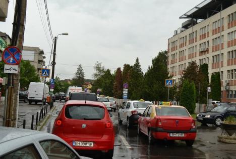 Vânătorii de recompense: Angajații Primăriei Oradea se înghesuie să ridice mașini din zona Spitalului Județean
