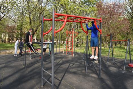 Sala din... parc: Pasionaţii de sport au găsit soluţii pentru continuarea antrenamentelor, şi cu sălile închise (FOTO)