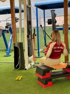 Sala din... parc: Pasionaţii de sport au găsit soluţii pentru continuarea antrenamentelor, şi cu sălile închise (FOTO)