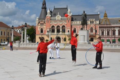 Demonstraţii de tenis, fotbal şi gimnastică în Piaţa Unirii (FOTO)