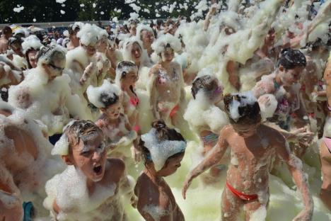 Spuma party! Mii de turişti s-au refugiat de caniculă în ştrandurile din Băile Felix, la distracţie şi bălăceală (FOTO / VIDEO)