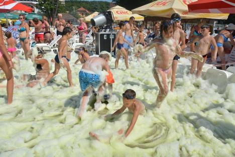 Spuma party! Mii de turişti s-au refugiat de caniculă în ştrandurile din Băile Felix, la distracţie şi bălăceală (FOTO / VIDEO)