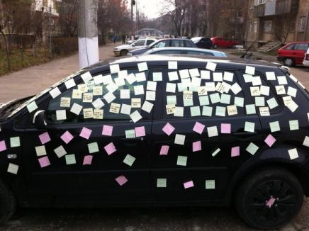 Iubire pe post it: O orădeancă s-a trezit cu maşina plină de bileţele cu mesaje de amor (FOTO)