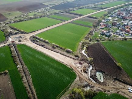 IMAGINI din dronă: Constructorii centurii Sânmartin vor turna primul strat de asfalt în vară
