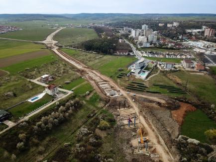 IMAGINI din dronă: Constructorii centurii Sânmartin vor turna primul strat de asfalt în vară