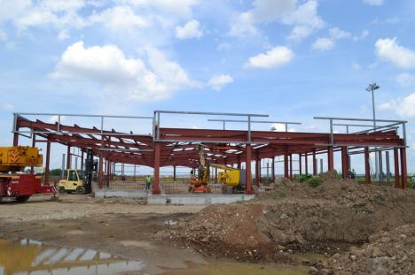 Se lucrează la noul terminal al Aeroportului Oradea. Construcţia va fi gata la toamnă (FOTO)
