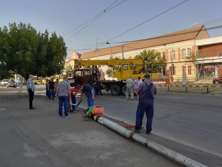 Circulația tramvaielor întreruptă, în zona Decebal din Oradea, după ce un stâlp de electricitate s-a prăbușit peste șosea (FOTO / VIDEO)