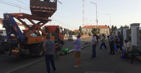 Circulația tramvaielor întreruptă, în zona Decebal din Oradea, după ce un stâlp de electricitate s-a prăbușit peste șosea (FOTO / VIDEO)