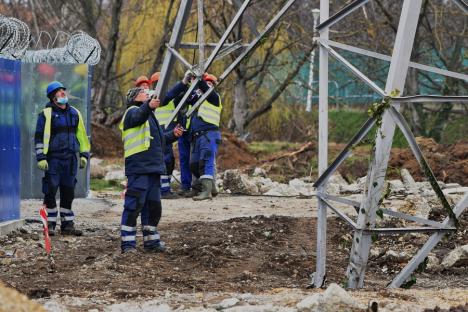 Stâlpi de înaltă tensiune, puşi la pământ în Oradea pentru noua linie de tramvai (FOTO / VIDEO)