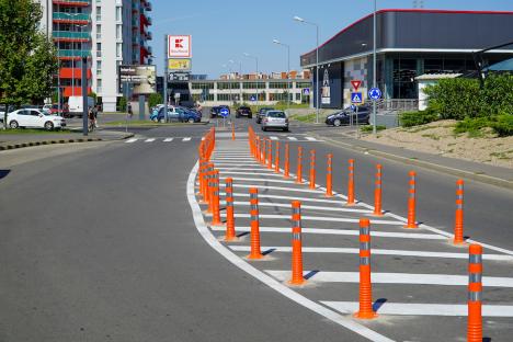Stâlpii disciplinei. Între Prima Shops și Lotus 2 Oradea s-au montat „bariere” împotriva parcărilor în mijlocul șoselei (FOTO)