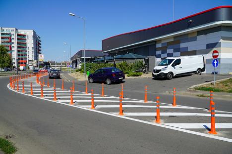 Stâlpii disciplinei. Între Prima Shops și Lotus 2 Oradea s-au montat „bariere” împotriva parcărilor în mijlocul șoselei (FOTO)