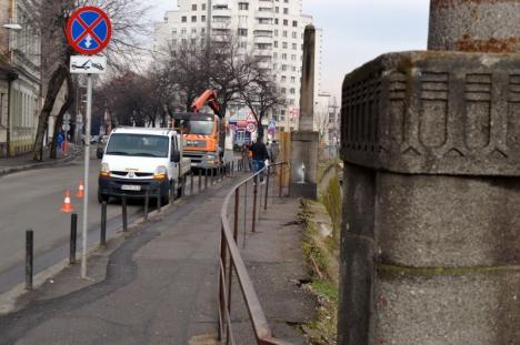 La refăcut! A început demontarea stâlpilor şi balustradei din zona podului Sfântul Ladislau (FOTO)