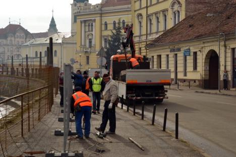 La refăcut! A început demontarea stâlpilor şi balustradei din zona podului Sfântul Ladislau (FOTO)