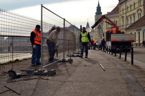 La refăcut! A început demontarea stâlpilor şi balustradei din zona podului Sfântul Ladislau (FOTO)