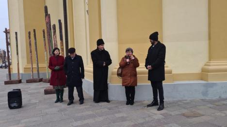 'Stâlpii cerului': Cei 12 apostoli şi cei patru evanghelişti, expuşi în Piaţa Unirii din Oradea (FOTO)