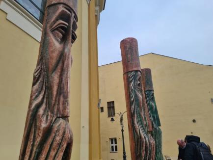 'Stâlpii cerului': Cei 12 apostoli şi cei patru evanghelişti, expuşi în Piaţa Unirii din Oradea (FOTO)