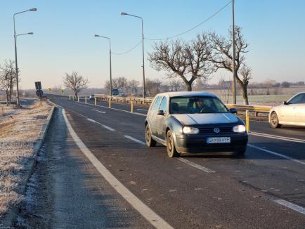 Stâlpișori reflectorizanți pentru delimitarea sensurilor de mers, de la Aeroportul Oradea până la ieșirea din curbă spre Nojorid (FOTO)